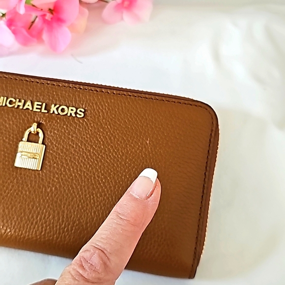 Michael Kors  Brown Zip Around Accordion Leather  Wallet - Picture 9 of 9